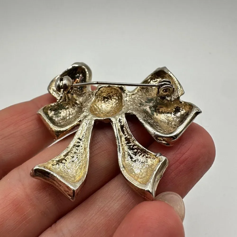 Stunning Silver plated‎ bow pin/brooch!